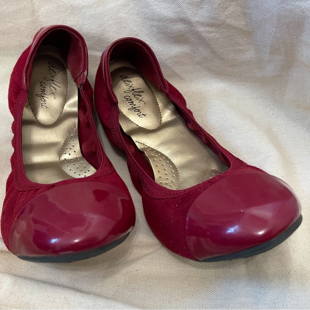 Hard to find: Women’s Red Dexflex Comfort Flat shoes Size 10
